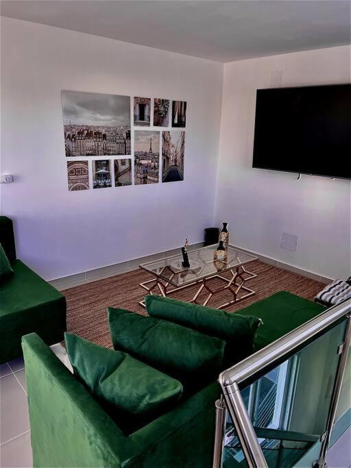شقة Magnificent Pent House W/Jacuzzi سانتياغو دي لوس كاباليروس المظهر الخارجي الصورة